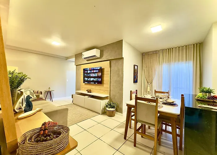 Aptos em Bal Piçarras a150m da PRAIA, dois quartos, sala de estar, COZINHA COMPLETA, SACADA com CHURRASQUEIRA, WI-FI, PISCINA, PORTARIA 24h, PLAYGROUND e QUADRA DE ESPORTES